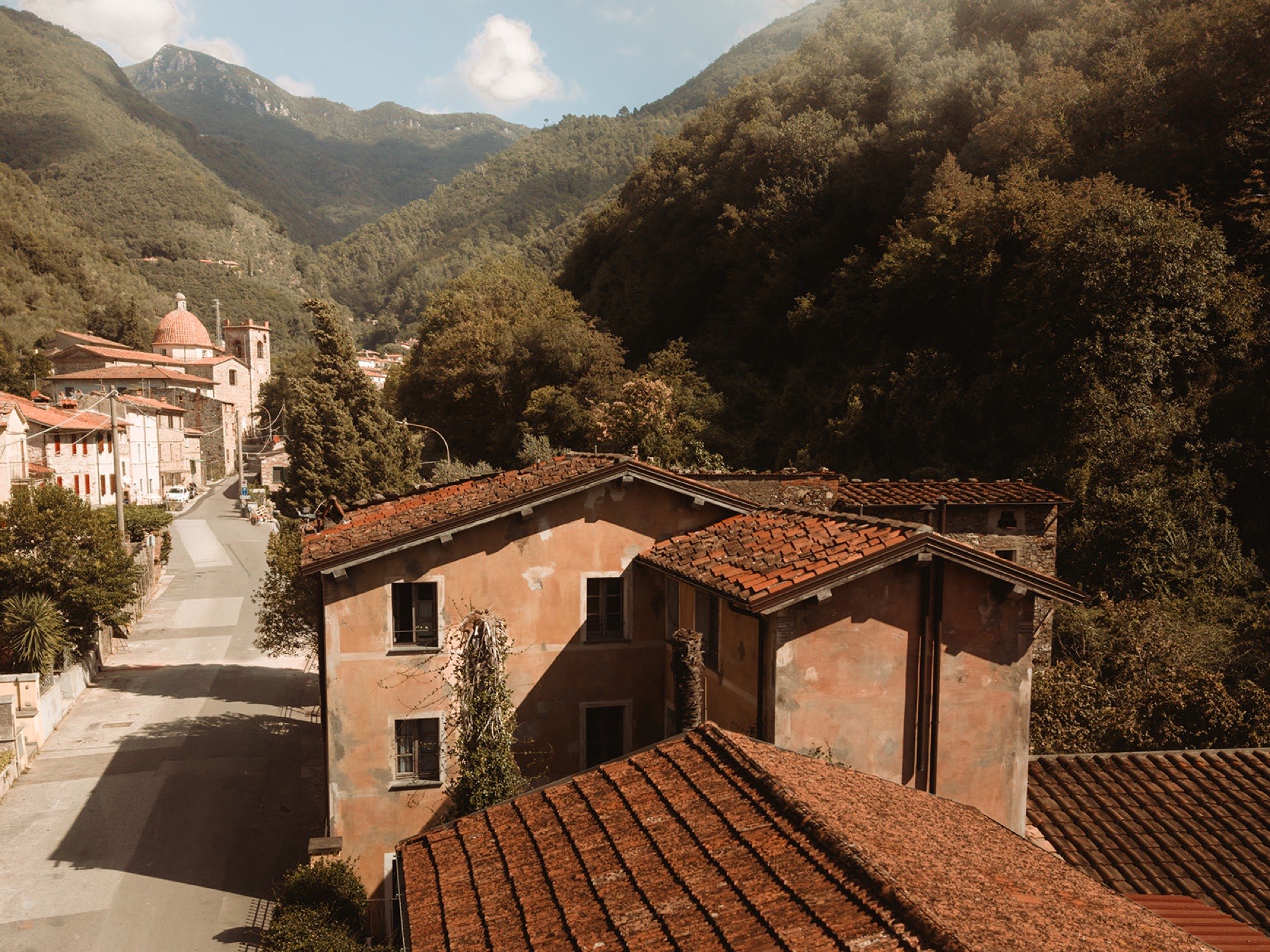 Valdicastello Carducci tra i boschi delle Alpi Apuane, con Casa Libra in primo piano