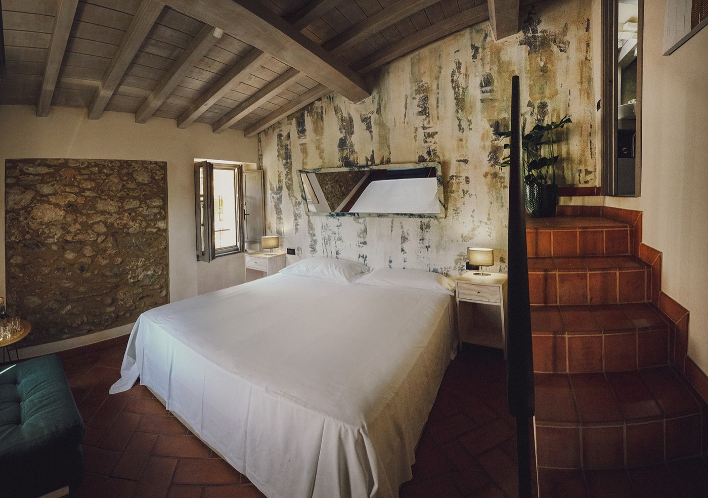 Camera Marine: letto matrimoniale sotto le travi in legno