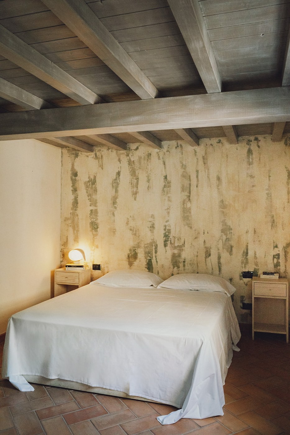 Suite Relax: letto King Size e pareti con patina chiara