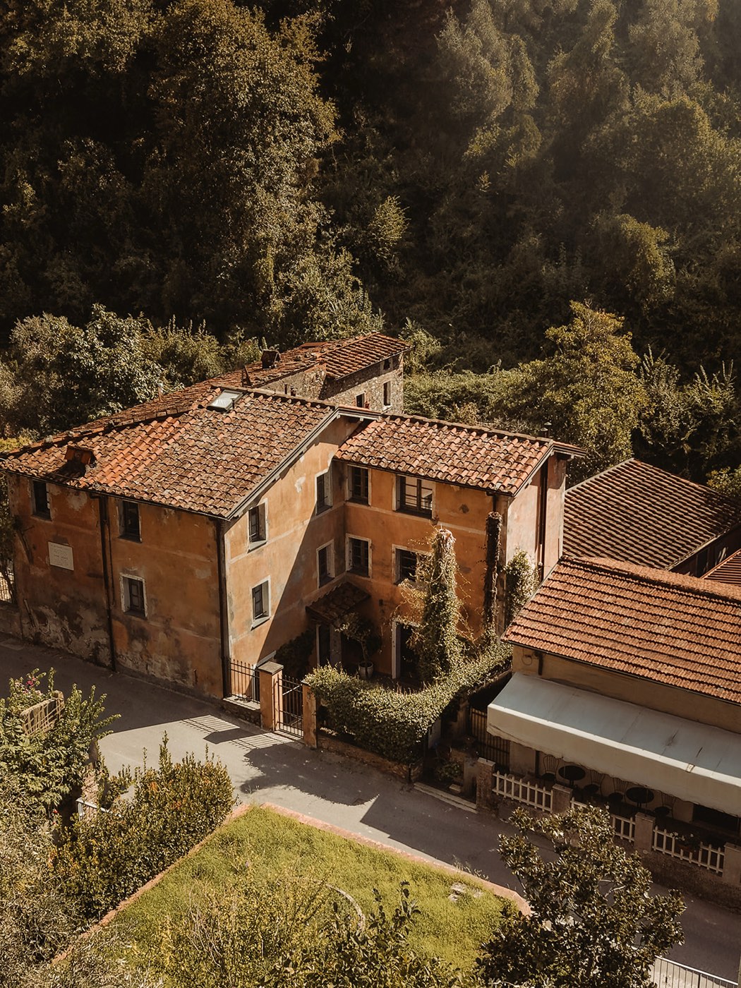 L'arrivo nel borgo